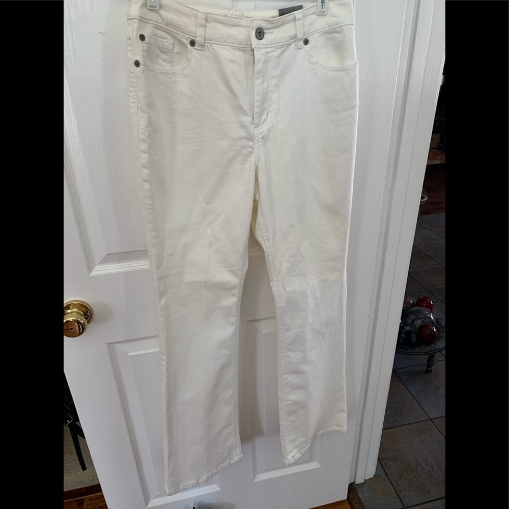 CLEARANCE CHICOS white pants.  Just in time for spring/summer.  NWT